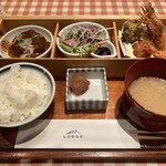 御堂筋 ロッヂ - 洋食弁当(平日のみ15食限定)¥1,600  ＊ご飯おかわり可  食後にお茶も。