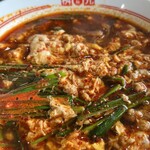 辛麺屋 桝元 - 唐辛子、ニンニク、ニラ、ひき肉、卵と桝元秘伝のスープが渾然一体となって、一度食べたらやみつきになる！と言われています。