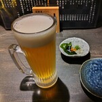 Binchouya - 乾杯～。突き出しはシラス。