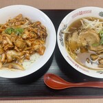 燕軍 - ランチC(豚キムチ丼+半ラーメン) 850円