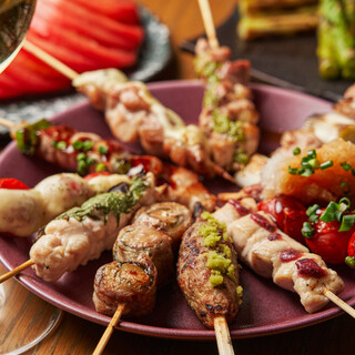 Time-consuming preparation and skewering [Moist and juicy charcoal-grilled yakitori! ]