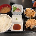 海王丸 - サービス定食1000円　自分流に並べ替え。味噌汁は左上がいいのです。この後、刺身関係と肉関係を左右入れ替えました。