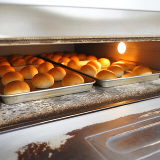 パン職人の店内手作り全粒粉バンズ！30種類以上の創作バーガー