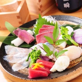 厳選した旬の魚介をお刺身・お寿司・溶岩焼きなどでお楽しみ頂けます。