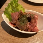 NO MEAT, NO LIFE. - おつまみローストビーフ400円　赤身肉じゃない！！！