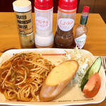 コメダ珈琲店 - ドレッシングや粉チーズなどの一式も(言わなくても勝手に)持ってきてくれる。