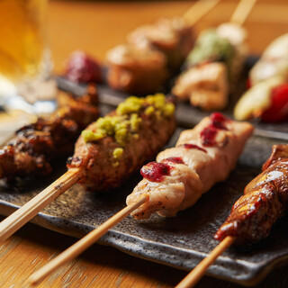 Time-consuming preparation and skewering [Moist and juicy charcoal-grilled yakitori! ]