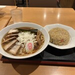 自家製熟成麺 吉岡 目白総本店 - 竹岡式ラーメン900円に半チャーハンセット350円