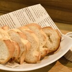 Jioisuta Zukaki Semmonten - アヒージョのオリーブオイルが残って勿体無いので、パンをお代わりしました。トースターで温めてあり、パリッとしてます。