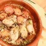 Jioisuta Zukaki Semmonten - 牡蠣のアヒージョ。イタリアンパセリのせい？甘味とコクでとても美味しいです。