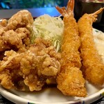 酒・肴 おまた - お皿からはみ出る揚げ物たち…