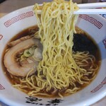 華壱 - 中華そば醤油￥800 中細ちぢれ麺は程よい硬さ