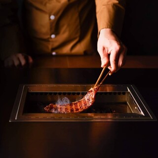 お客さまの目の前で心を込めてお肉を焼き上げます