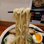 俺の中華たなか家 - 麺リフト⤴️「自家製太麺」に醤油スープがシッカリ☆絡んできます(*^_^*)v