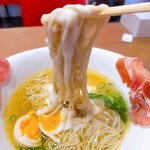 黄金の塩らぁ麺 ドゥエイタリアン - 