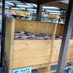 四万十郷　水車亭 - 店の入り口に1キロ袋山積み