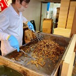 四万十郷　水車亭 - ドウコに移して乾燥させながらゴマをまぶす