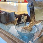 四万十郷　水車亭 - ダンボール入りの素揚げの芋をグツグツ煮えてるお砂糖液にザザーっと