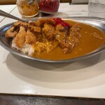 カレーの店 タカサゴ - レトロな銀皿。写真で見るより皿が深くてかなりのボリュームです。