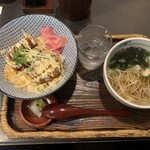 そば重 - エビカツ丼は一見少なく見えますが、丼の底が深いので充分な量です。