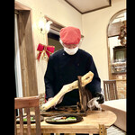 リストランテ ピノキオ - プロシュートをカットしてるピノchef byまみこまみこ