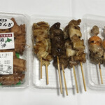 美唄焼鳥・惣菜 炎 - 伊達黄金塩ザンギ 353円　ひな皮串 150円　鶏レバー串 150円　もも葱串 150円　美唄焼鳥串 160円