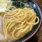 らあめん寸八 - 麺は少し太めの中太ストレート麺。