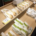 Gokayama toufu soi kafe - 店内のパンたち
