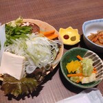 Omoki - 鍋の野菜と小鉢
