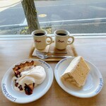 ルーシーズベーカリー - 料理写真:チェリーパイとマーブルシフォン　コーヒーのカップが大きくてうれしい♬
