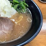 横浜ラーメン萬年家 - サラっとして獣感のあるスープ。