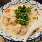 タイレストラン 沌 コレド日本橋店 - トムカーガイヌードル。鶏肉、野菜がたっぷりだった。白濁して見えないがスープの中にはヌードルが隠れている