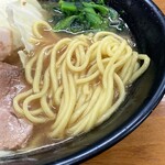 横浜ラーメン萬年家 - 丸山製麺(株)の中太ストレート麺。