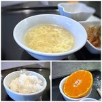 麺や 菜 - ◆スープは薄味でした。 ◆ご飯は意外に（失礼）美味しい。 ◆おみかんが半分添えられているのは、昔の食堂ぽくっていいですね。笑