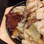 Nikutetsu - 横に添えた辛味噌をお肉の油に溶かして食べて下さい