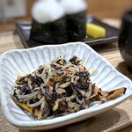 中洲おむすび村 - 小鉢は「糸蒟蒻」や「アラメ」などの煮物で、いい箸休めに。