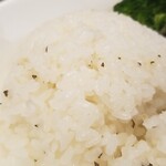 キッチン ブルー グローブ - ハープライス添えライスのアップ