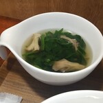 キッチン ブルー グローブ - ほうれん草スープのアップ