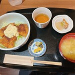 若狭 醤油かつ丼と豚汁 厳選味覚 うまもんや - 日替り定食(チキンかつ丼タルタルソース)_¥1,100