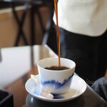 富士屋ホテル ラウンジ - コーヒーはびっくりするくらい高い位置から注いでくれる(ﾟдﾟ)！