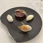 ラ・トゥーエル - ❾タルト・タタンと白トリュフその4ホワイトチョコレートのムース、ゴルゴンゾーラのアイスクリームと栗の花の蜂蜜。