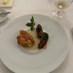 ラ・トゥーエル - ❻北海道産キンキの鱗焼き、シャークルート、ラルド、生ハムのヴィヨンとバジルのソース、ビゴール豚の塩漬けを巻いてローストしたイタリアの玉ねぎトロペア。