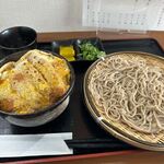 手打ち蕎麦・うどん 伊津乃屋 - 暫く待つと注文したカツ丼とざるそばのセット８００円の出来上がりです。
             
            ざるそば（小）とカツ丼（小）なんですがボリュームたっぷりで小とは思えないサイズでしたよ。