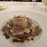 ラ・トゥーエル - ホタテのグリエ、シェリービネガー風味の古代小麦のリゾット、ユリネ、白トリュフ。
