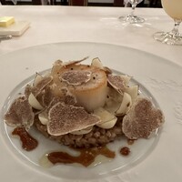 ラ・トゥーエル - ホタテのグリエ、シェリービネガー風味の古代小麦のリゾット、ユリネ、白トリュフ。