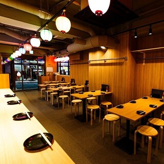 The store is spacious ◎ There are many table seats where you can relax and drink!