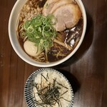 らーめん喜楽 - 醤油+ﾁｬｰｼｭｰ、煮玉子追加、山わさびごはん