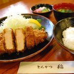 とんかつ稲 - 「ロースは脂身で決まる」。銘柄豚ならではの味は、稲の原点です。ロースかつ定食1,365円。