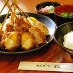 とんかつ稲 - 肉や魚介など７種類の味が楽しめる串揚げ定食（1,575円）。自家製とんかつソースと秘伝のみそソースで楽しみ2倍。