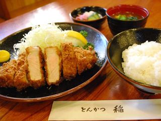 Tonkatsu Ine - 「ロースは脂身で決まる」。銘柄豚ならではの味は、稲の原点です。ロースかつ定食1,365円。
